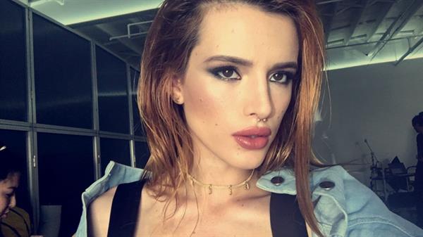 Bella Thorne taking a selfie