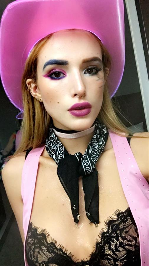 Bella Thorne taking a selfie