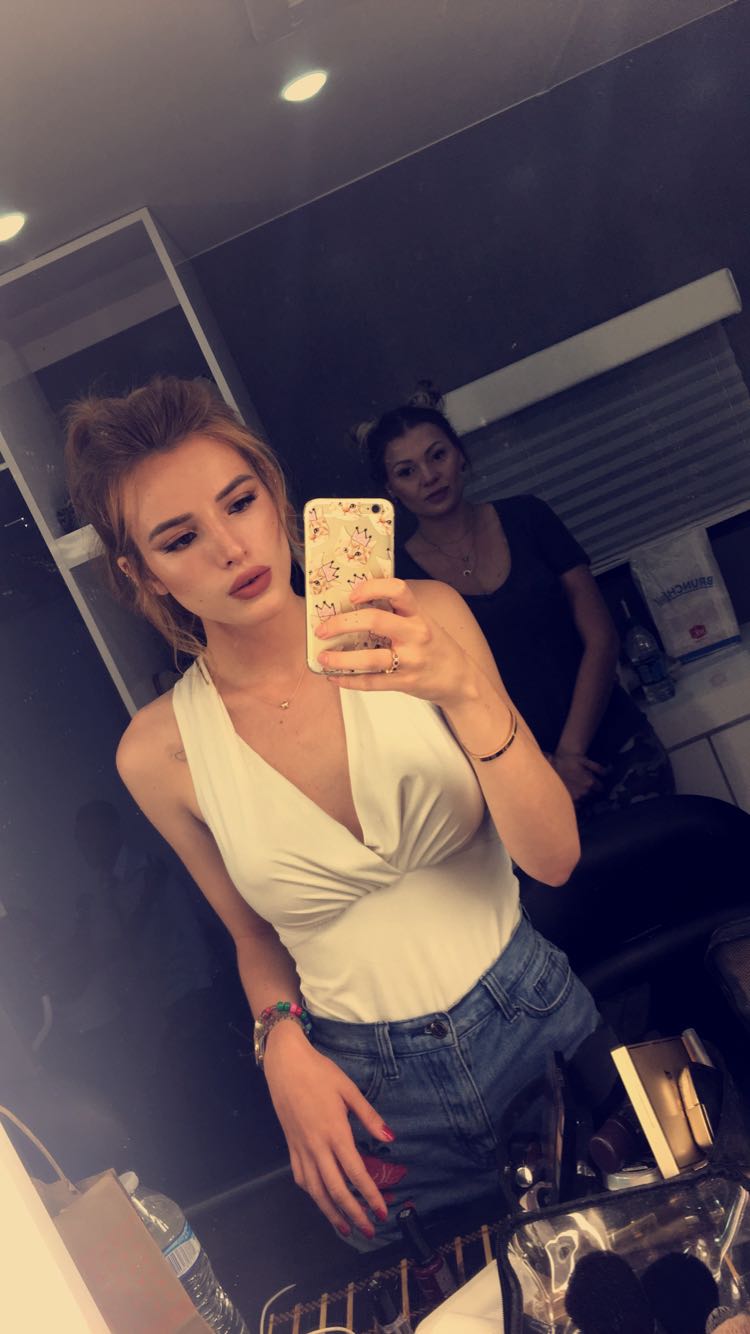 Bella Thorne taking a selfie