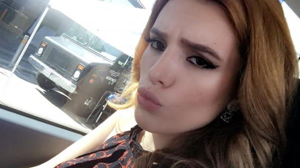 Bella Thorne taking a selfie