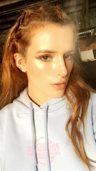 Bella Thorne taking a selfie