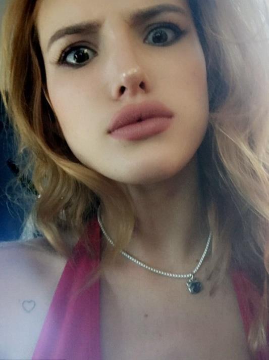 Bella Thorne taking a selfie