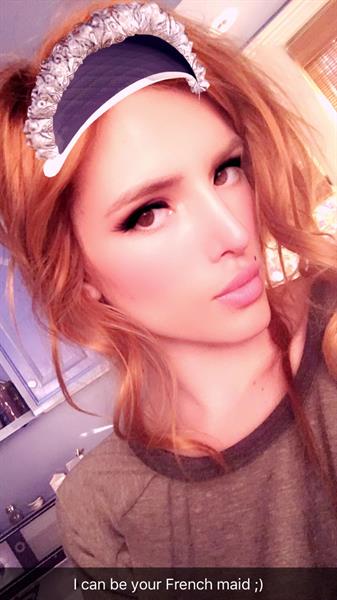 Bella Thorne taking a selfie