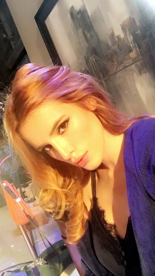 Bella Thorne taking a selfie