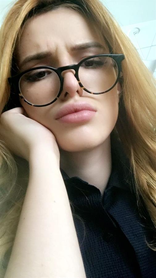 Bella Thorne taking a selfie