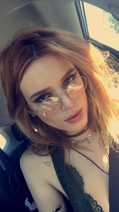 Bella Thorne taking a selfie