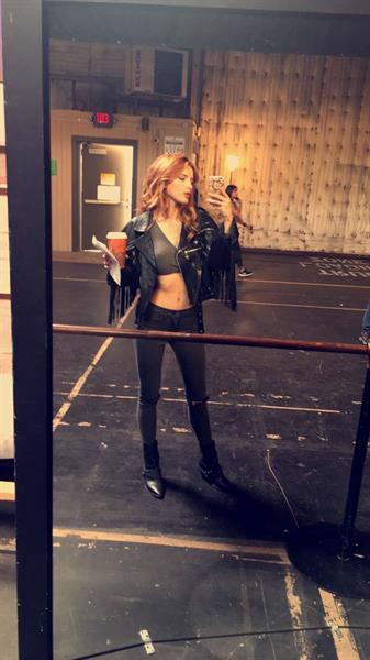 Bella Thorne taking a selfie