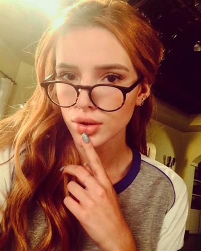 Bella Thorne taking a selfie