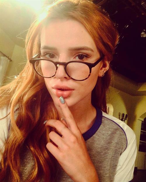 Bella Thorne taking a selfie