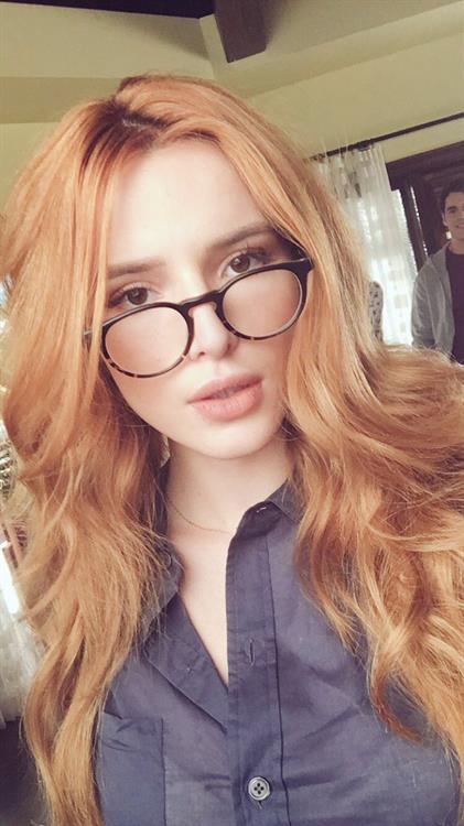 Bella Thorne taking a selfie