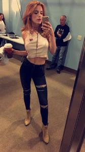 Bella Thorne taking a selfie