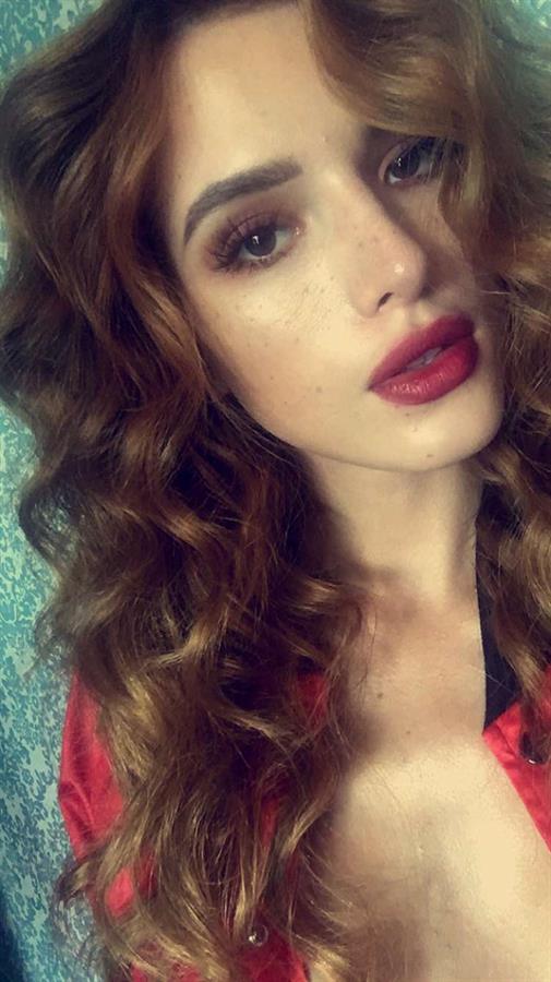 Bella Thorne taking a selfie