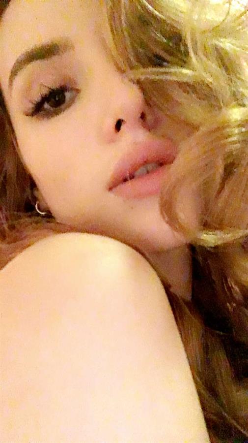 Bella Thorne taking a selfie