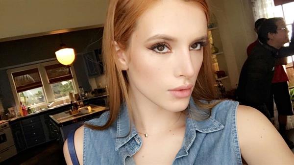 Bella Thorne taking a selfie