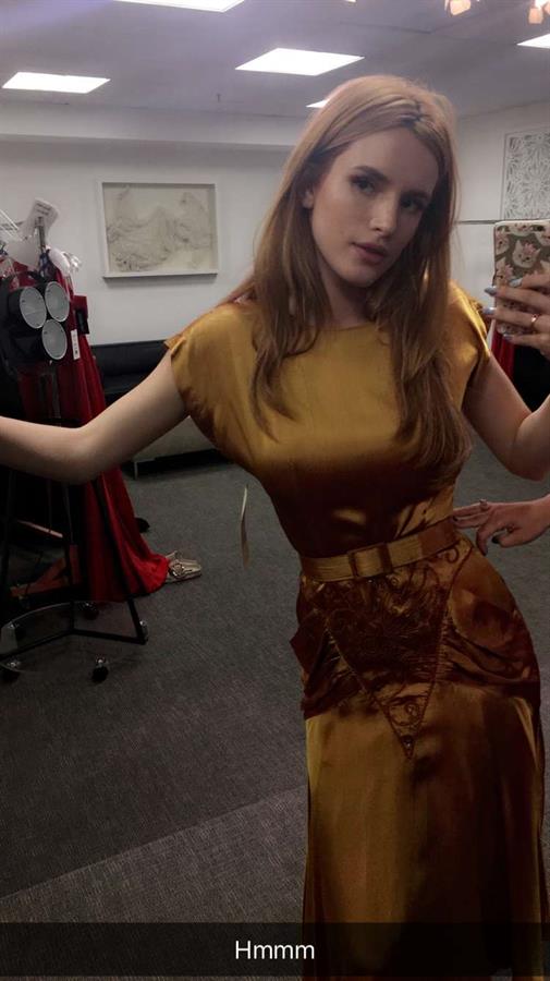 Bella Thorne taking a selfie
