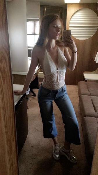 Bella Thorne taking a selfie