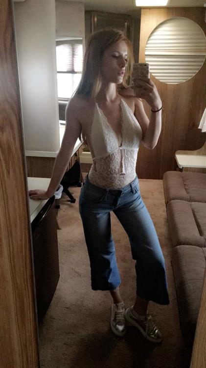 Bella Thorne taking a selfie