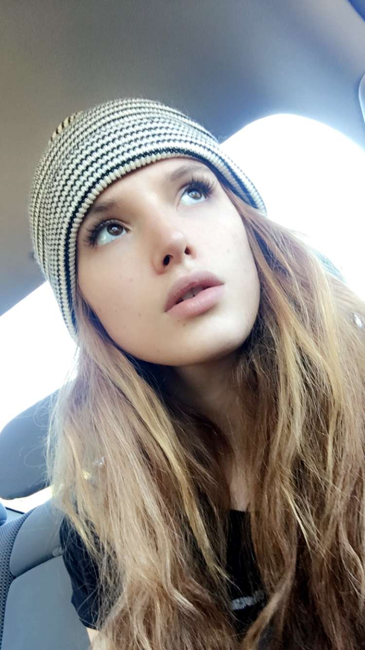 Bella Thorne taking a selfie
