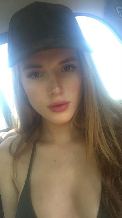 Bella Thorne taking a selfie