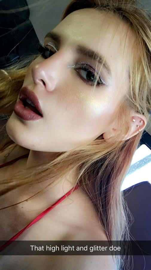 Bella Thorne taking a selfie