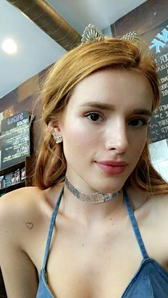 Bella Thorne taking a selfie