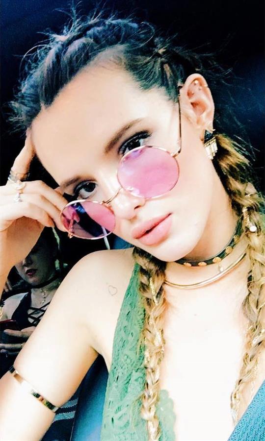 Bella Thorne taking a selfie