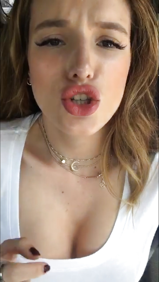 Bella Thorne taking a selfie