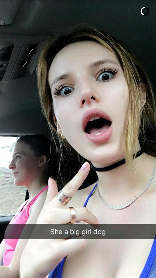 Bella Thorne taking a selfie