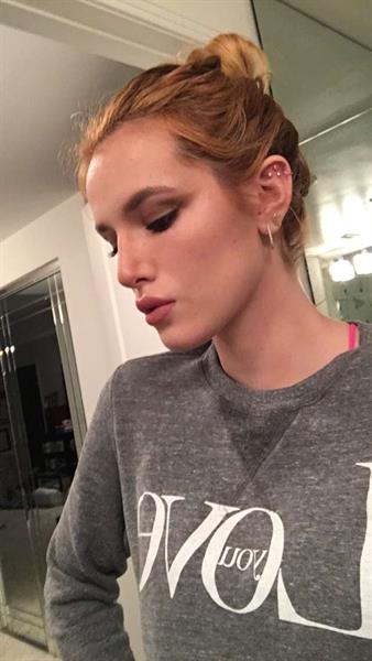 Bella Thorne taking a selfie