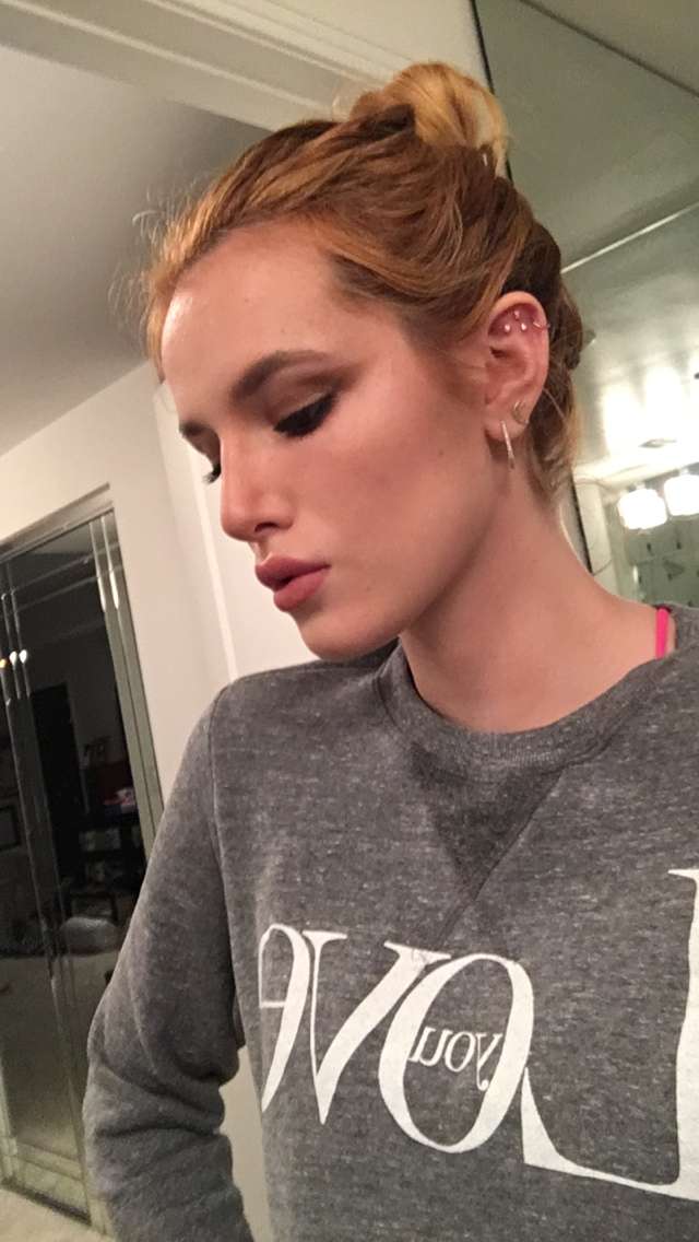 Bella Thorne taking a selfie