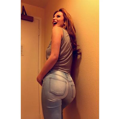 Bella Thorne - ass