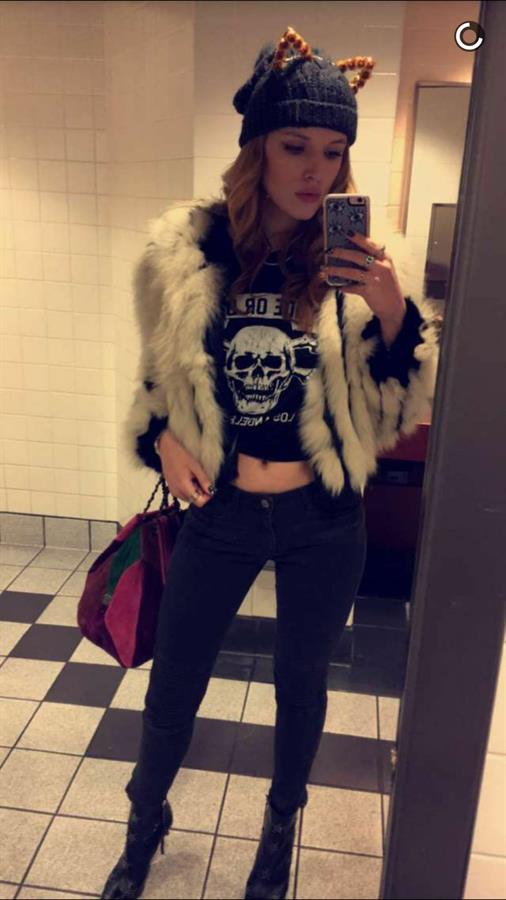 Bella Thorne taking a selfie