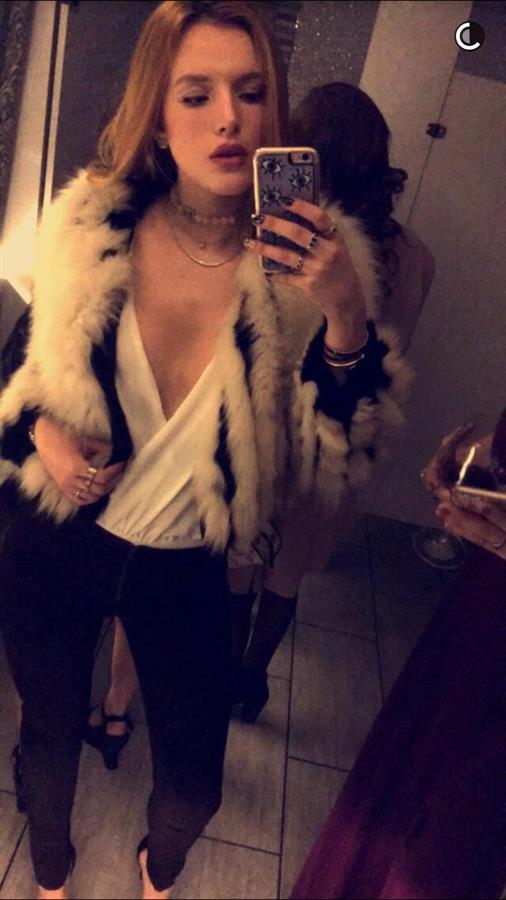 Bella Thorne taking a selfie