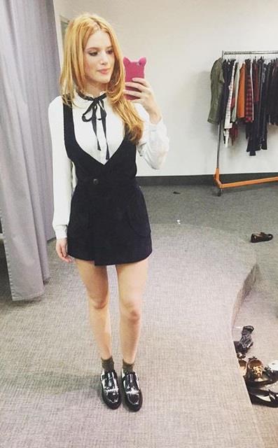 Bella Thorne taking a selfie