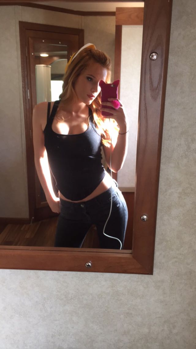 Bella Thorne taking a selfie