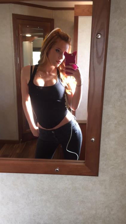 Bella Thorne taking a selfie