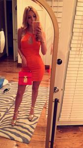 Bella Thorne taking a selfie