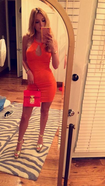 Bella Thorne taking a selfie