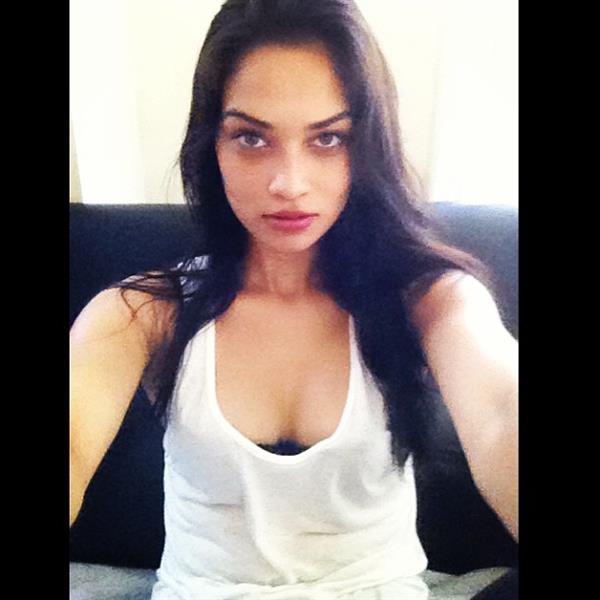 Shanina Shaik taking a selfie