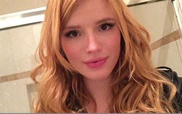 Bella Thorne taking a selfie