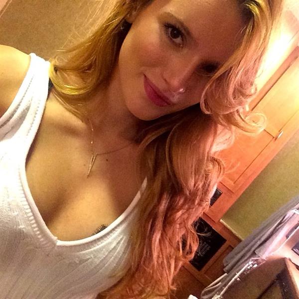 Bella Thorne taking a selfie