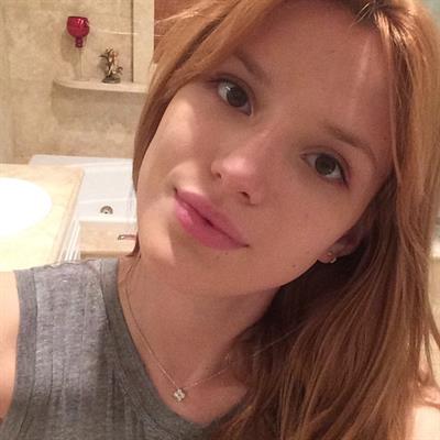 Bella Thorne taking a selfie