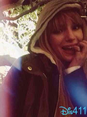 Bella Thorne taking a selfie