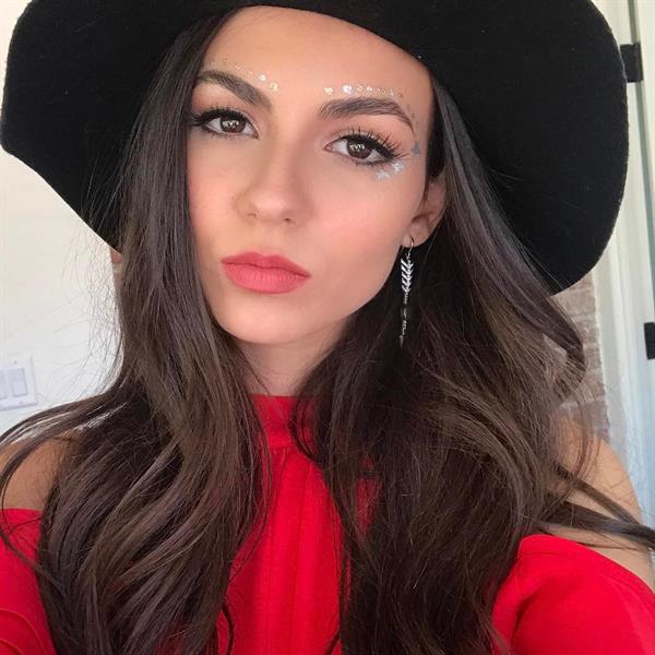 Victoria Justice taking a selfie