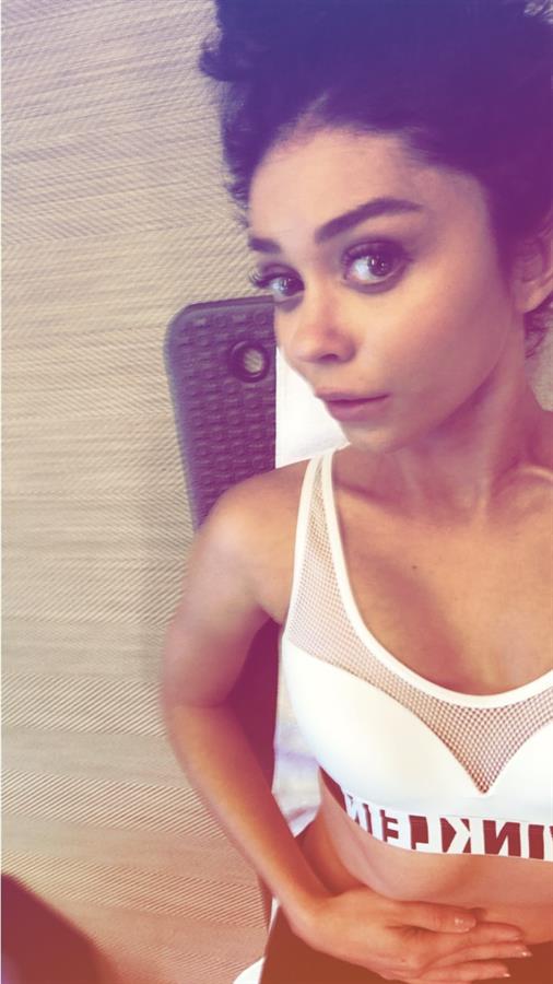 Sarah Hyland taking a selfie