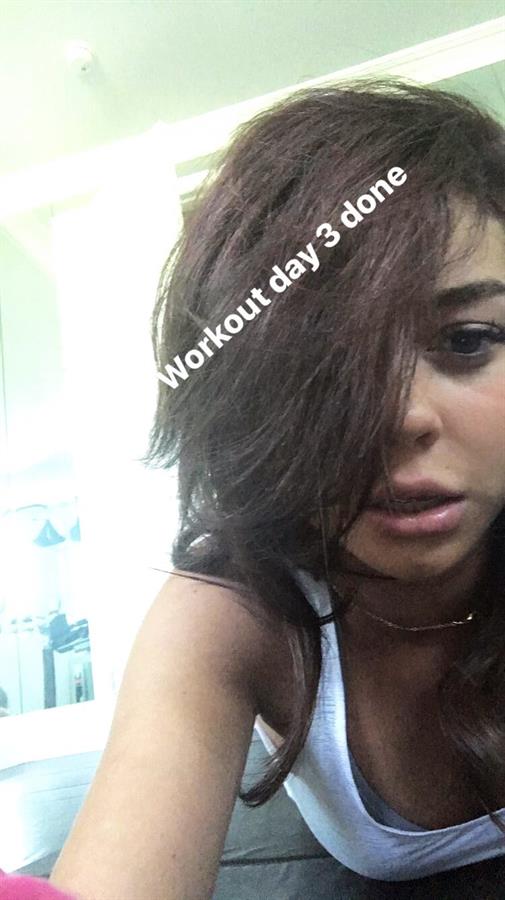 Sarah Hyland taking a selfie