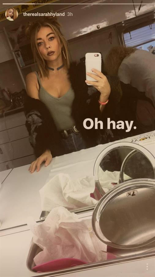 Sarah Hyland taking a selfie