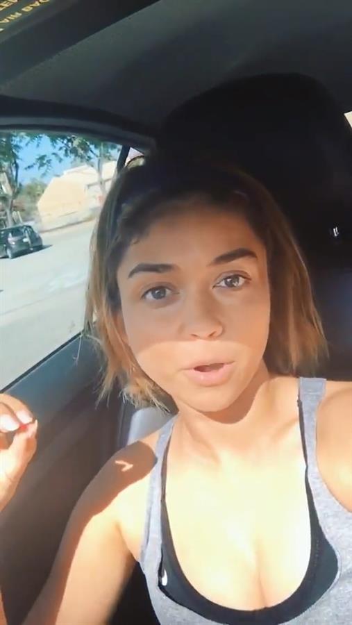 Sarah Hyland taking a selfie