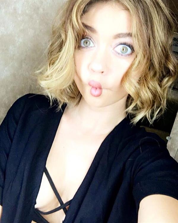 Sarah Hyland taking a selfie