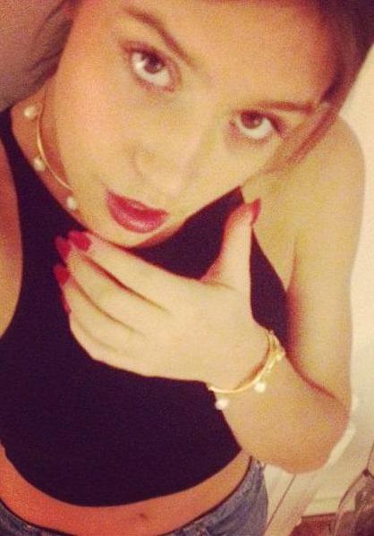 Adèle Exarchopoulos taking a selfie